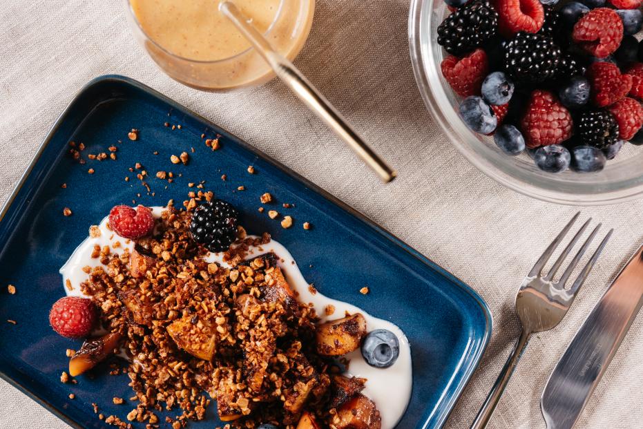 Wake Up to Deliciousness: Our 15-Minute Gluten-Free, Vegan Peach Crumble Recipe!